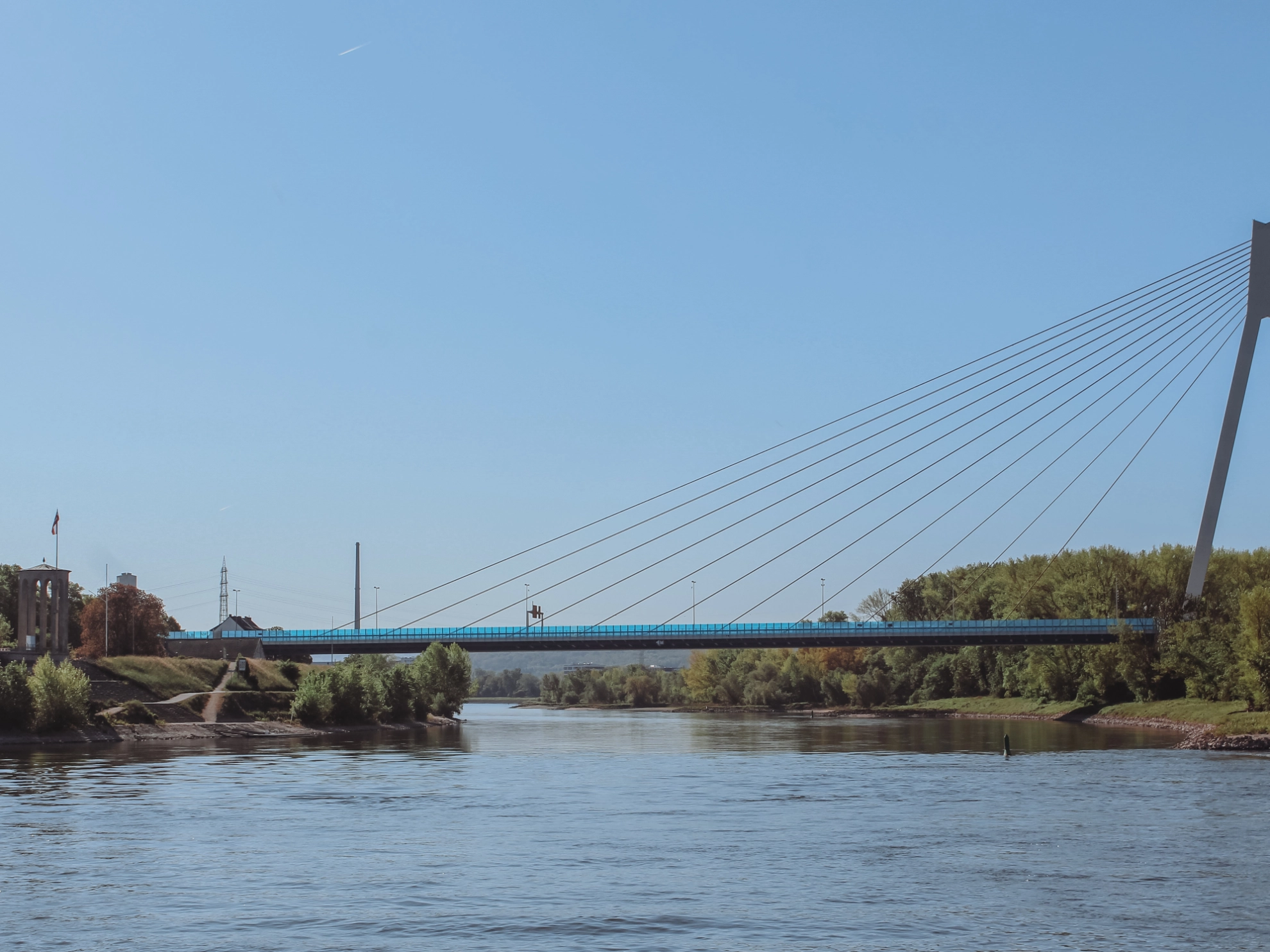 Rheinbrücke und Pegelturm